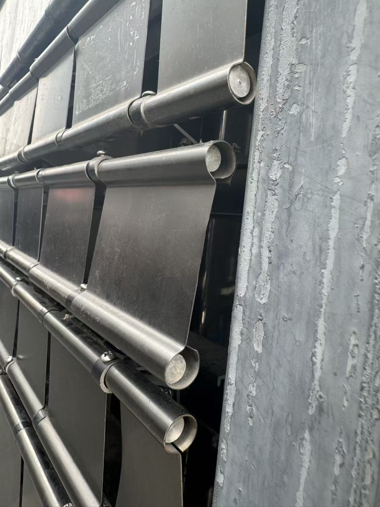 Light-Reflecting Fluid Motion Kinetic Shimmer Wall Facade