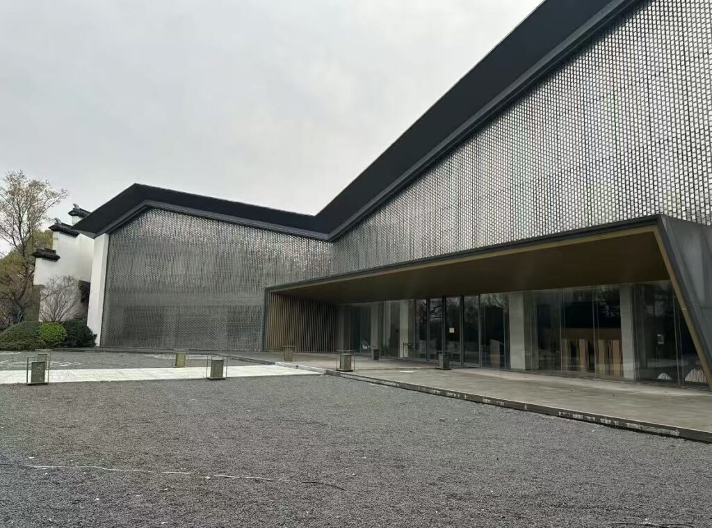Dynamic Architectural Facade with Light-Reflecting Kinetic Tiles